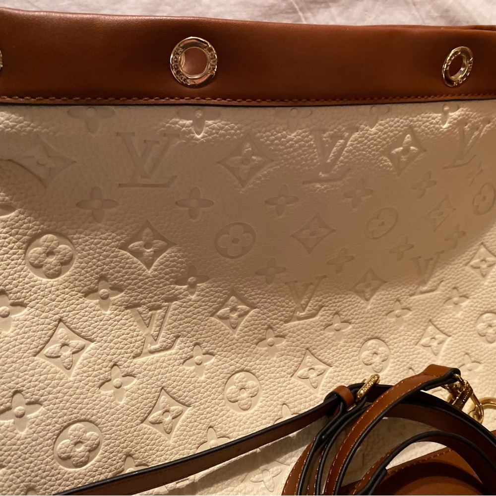 Louis Vuitton purse like new only used once
